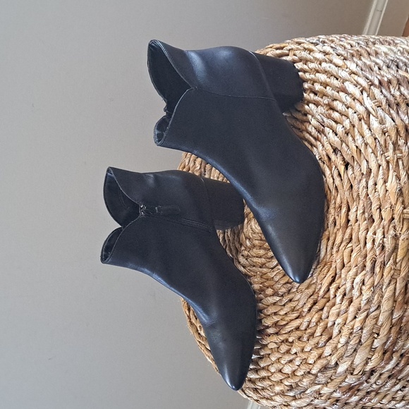 Cole Haan Womens Elyse Black Leather Ankle Booties Pointed Toe Zip 2" Heel S-6.5 - Picture 2 of 8